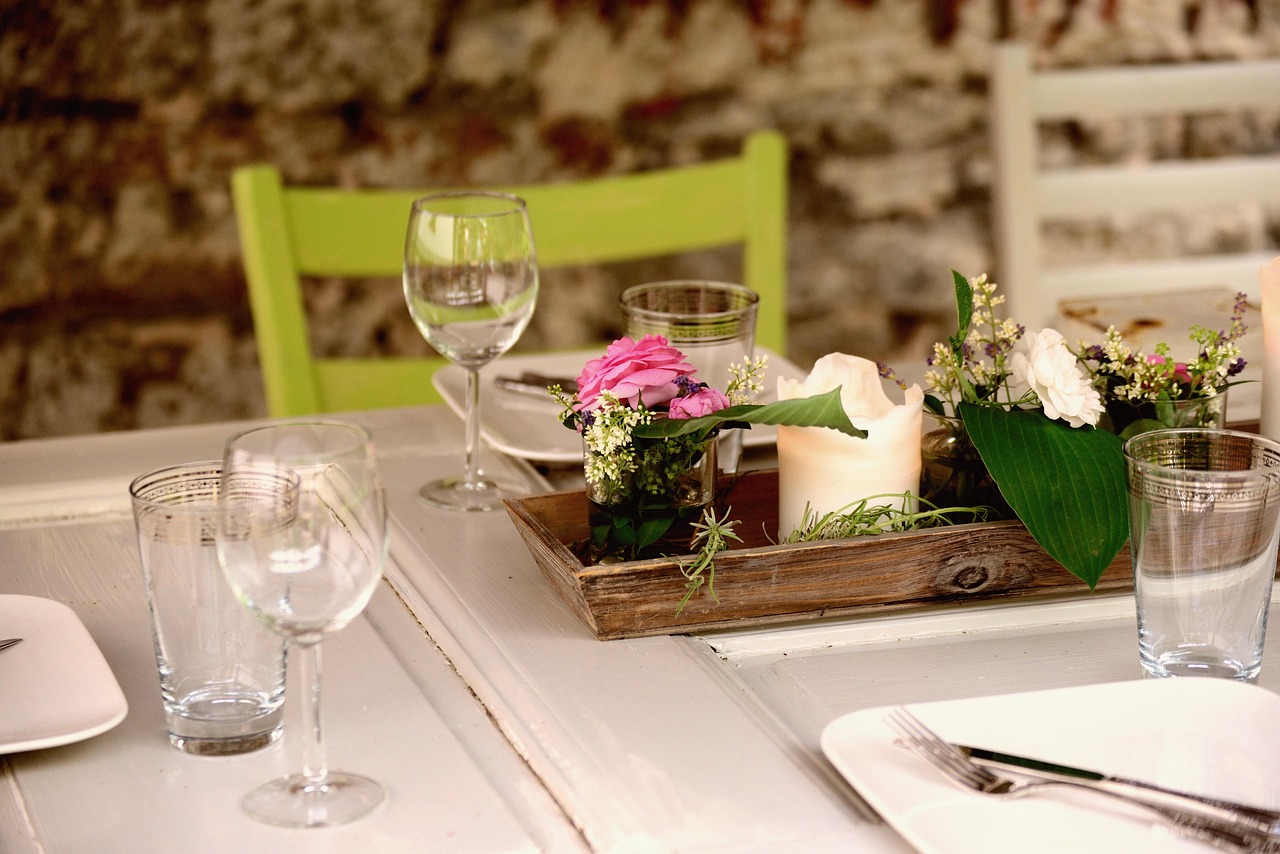 Zalety i wady stołów rozkładanych: co warto wiedzieć przed zakupem?